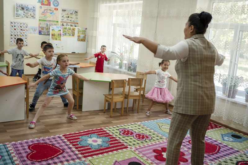 Teacher Adina Azatovna leads a lesson at Ak-Bulak Kindergarten in Grozd, Kyrgyz Republic. Credit: GPE/Maxime Fossat