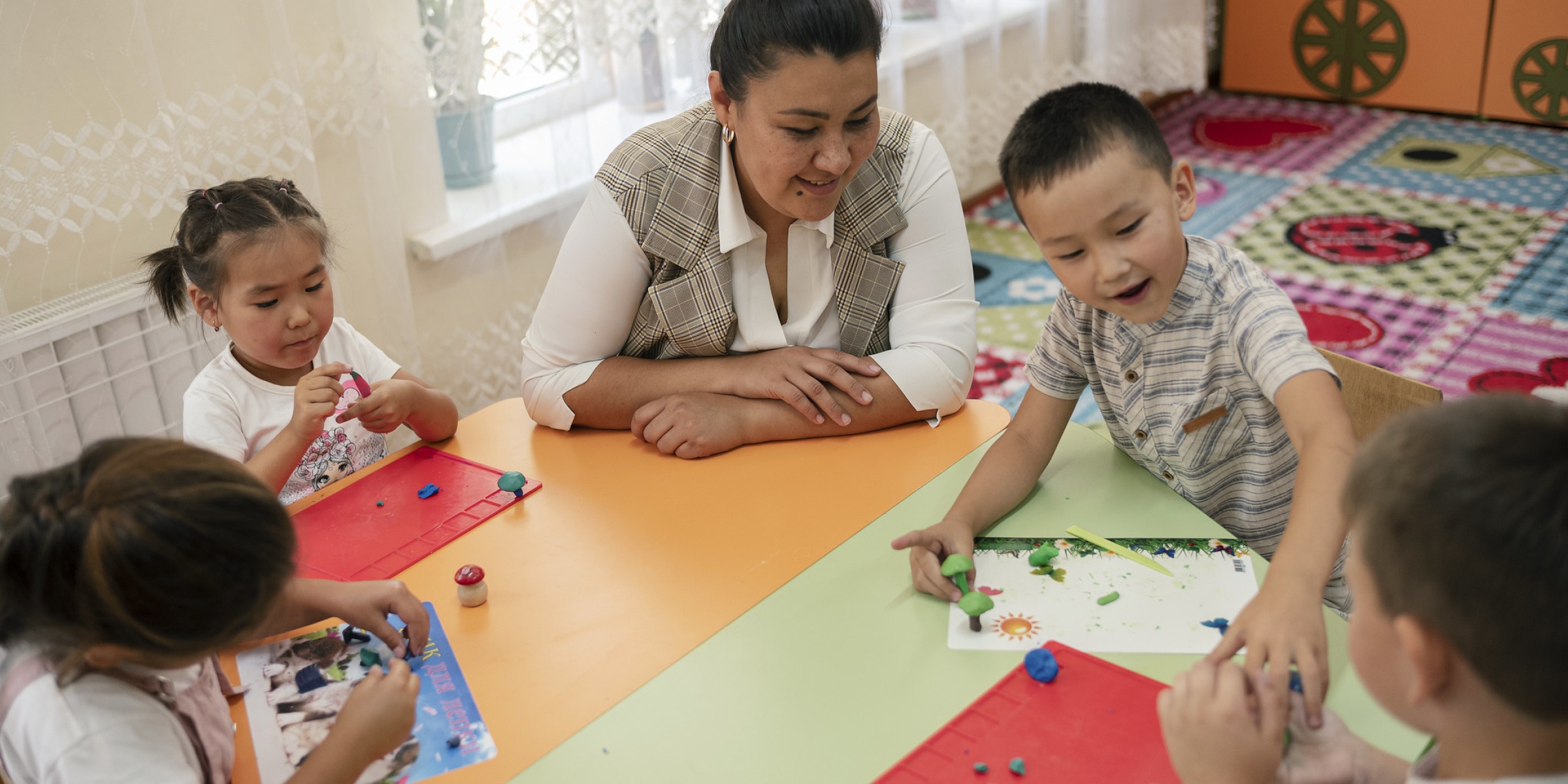Teacher Aidana Azatovna leads a lesson at Ak-Bulak kindergarten. Grozd, Kyrgyz Republic. June 2022 Credit: GPE/Maxime Fossat